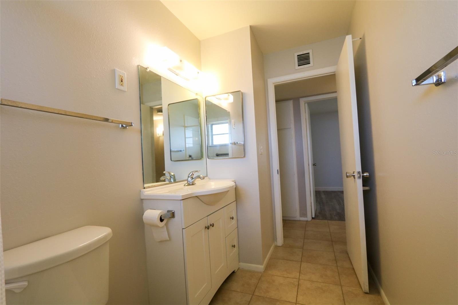 Listing photo id 14 for 1204 Harkness Way