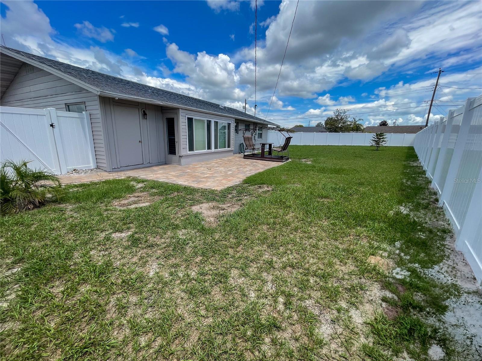 Listing photo id 25 for 1204 Harkness Way