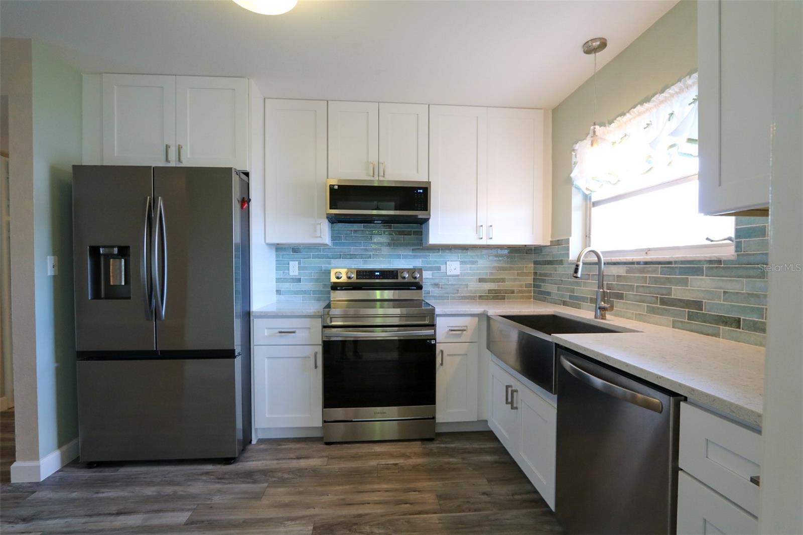 Listing photo id 2 for 1204 Harkness Way