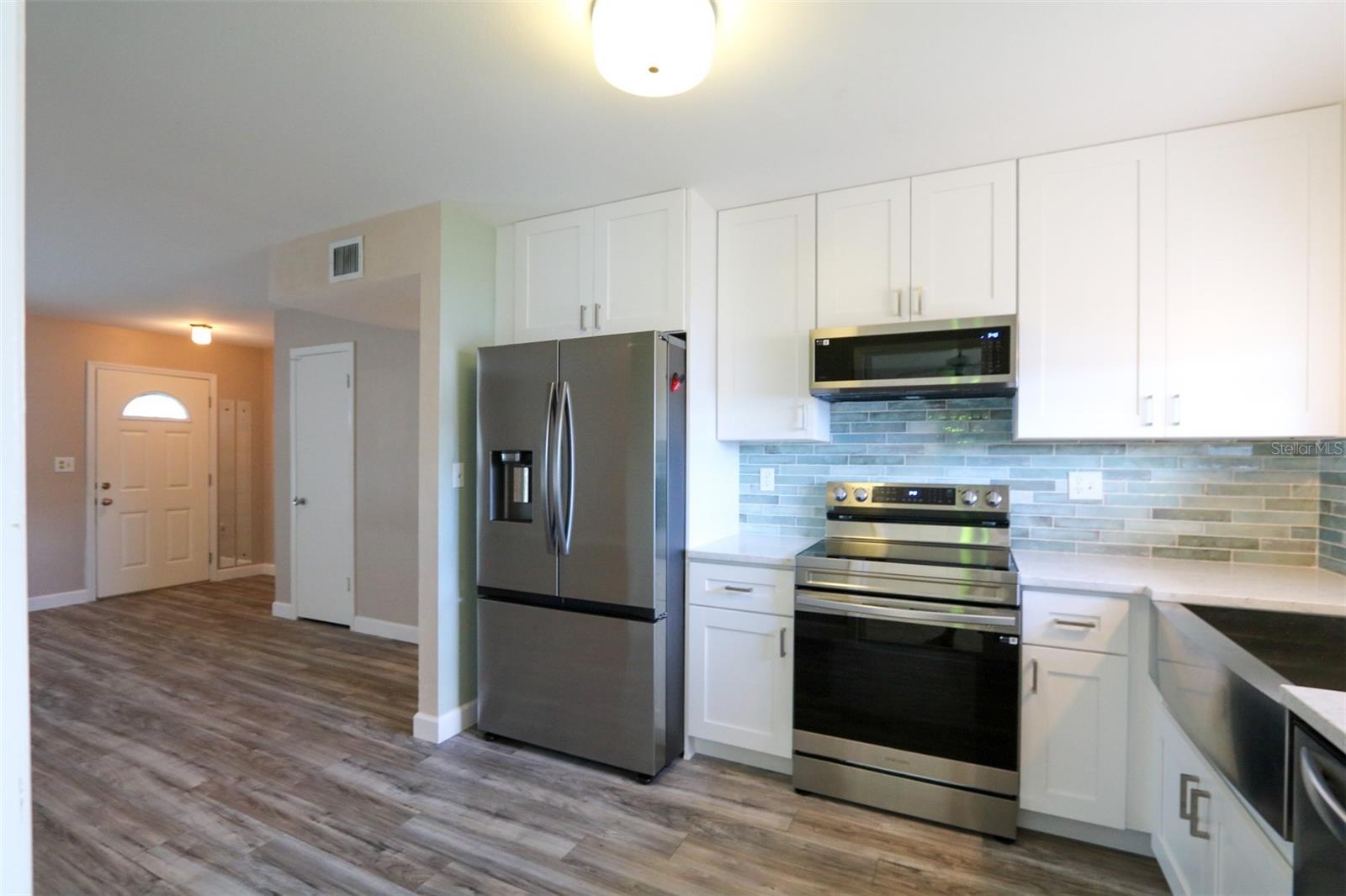Listing photo id 3 for 1204 Harkness Way