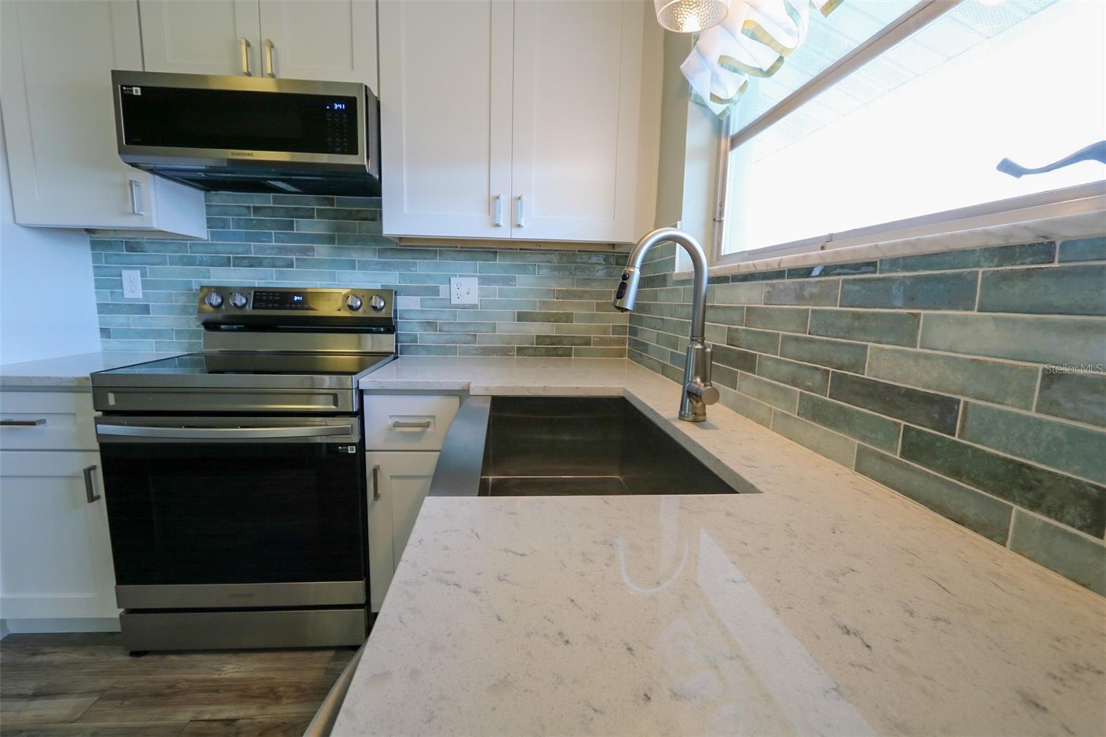 Listing photo id 5 for 1204 Harkness Way