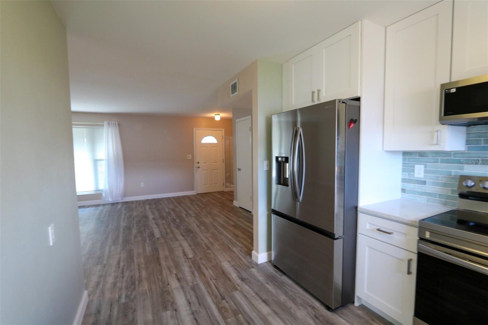Listing photo id 6 for 1204 Harkness Way