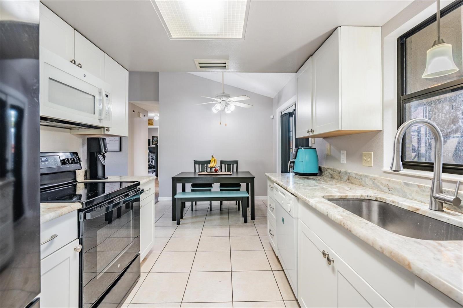 Listing photo id 12 for 1338 Persimmon Drive