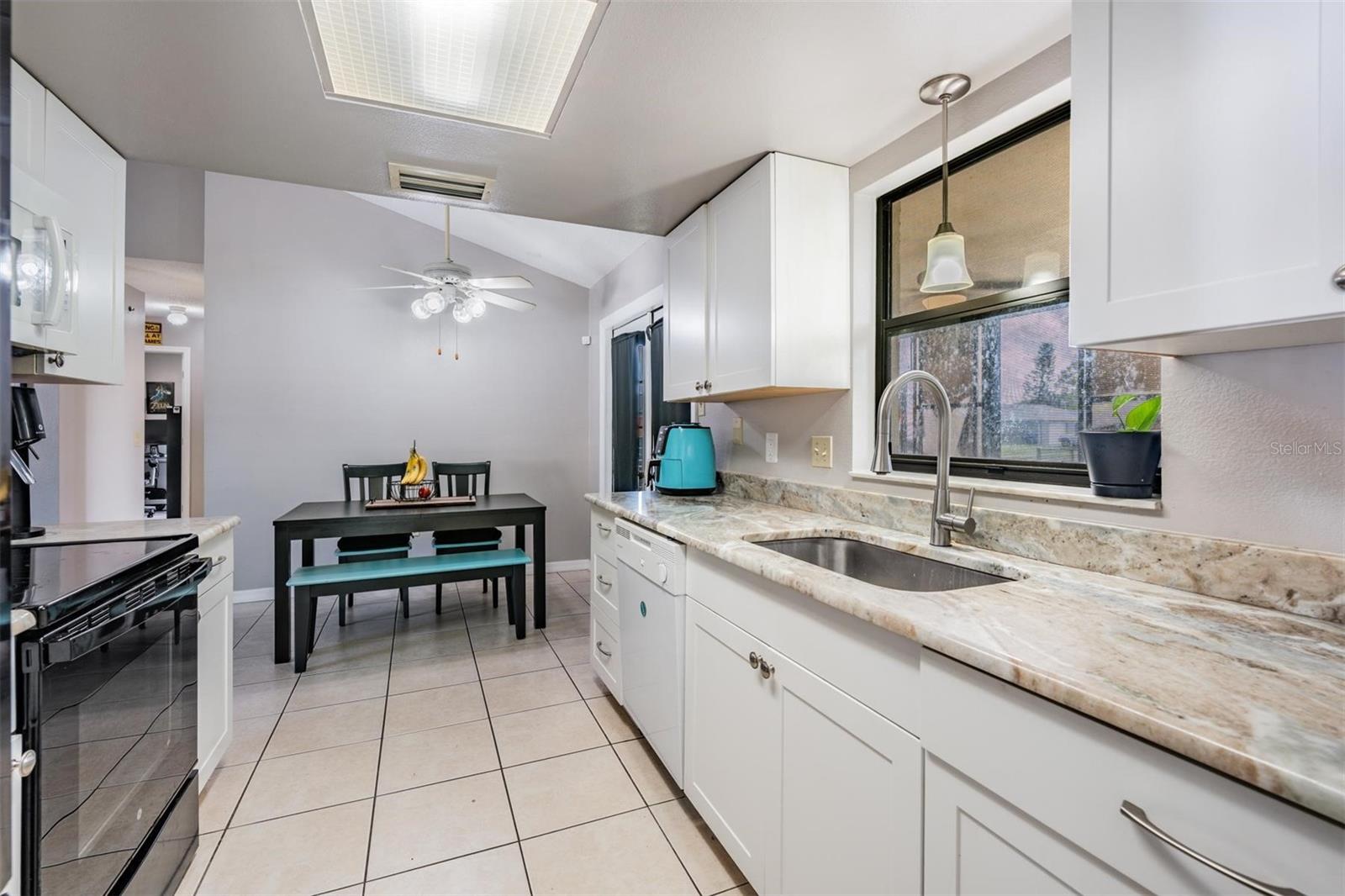 Listing photo id 18 for 1338 Persimmon Drive