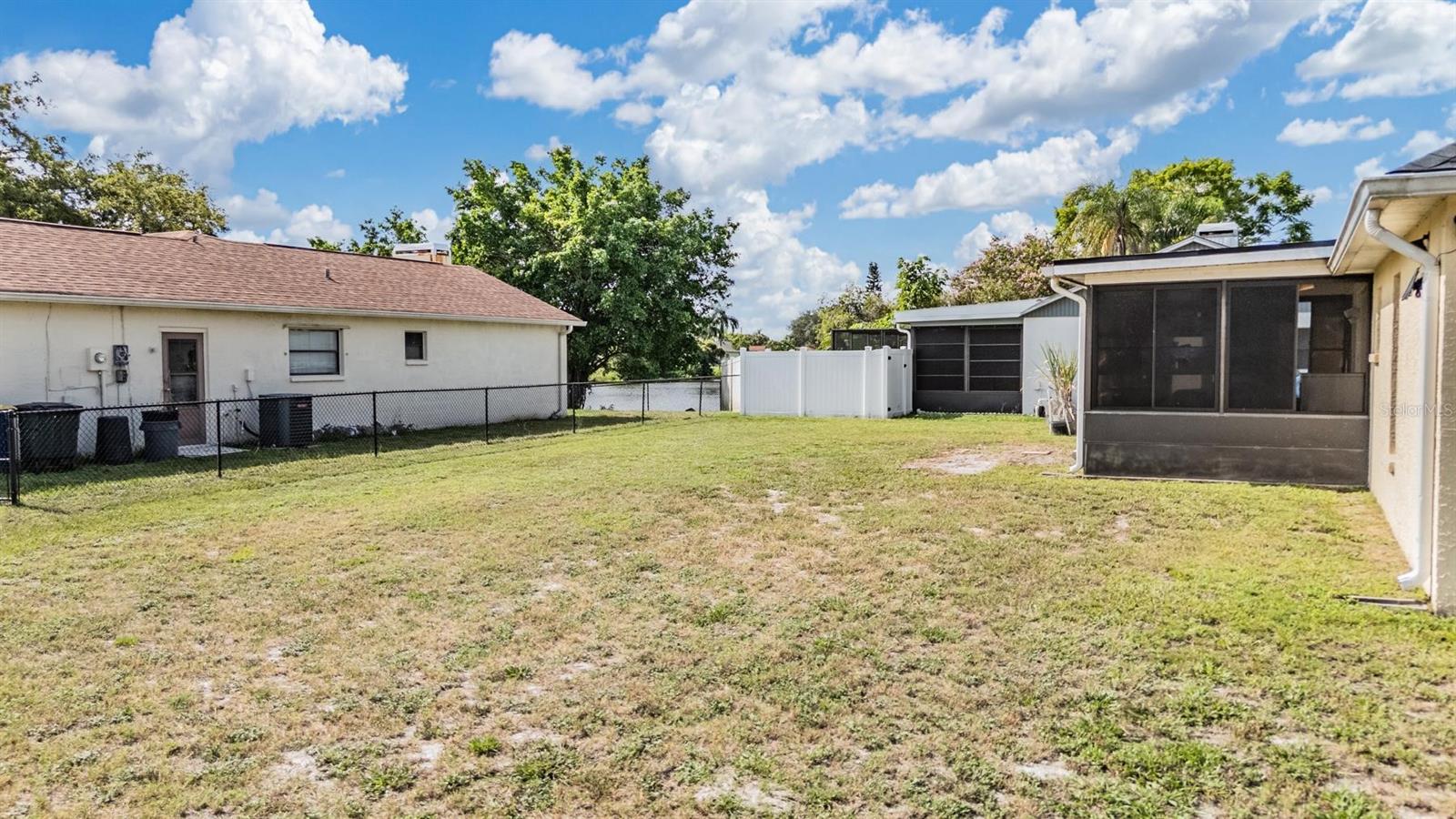Listing photo id 21 for 1338 Persimmon Drive