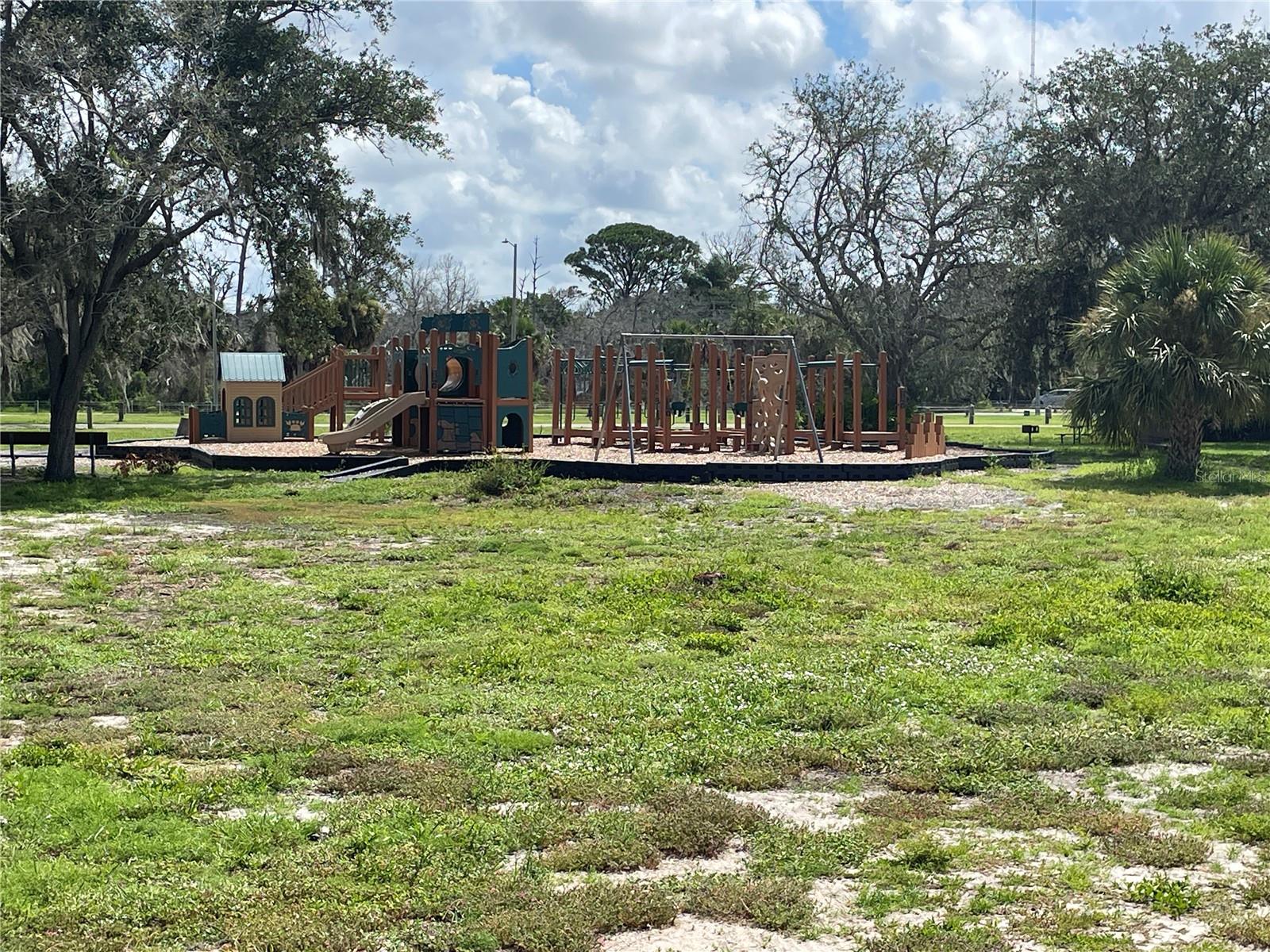 Listing photo id 33 for 1338 Persimmon Drive
