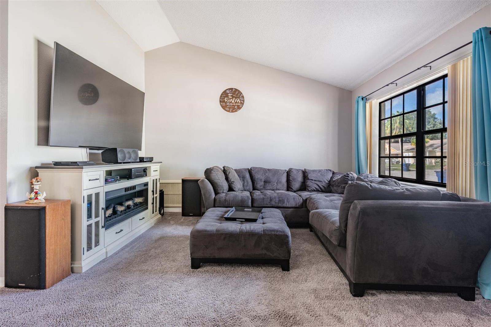 Listing photo id 3 for 1338 Persimmon Drive