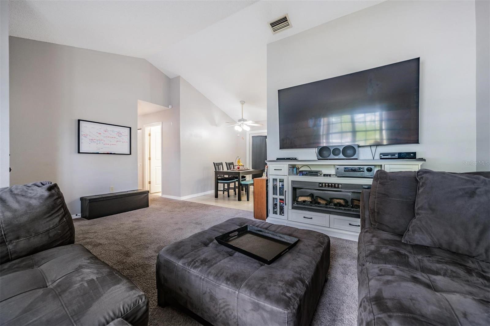 Listing photo id 4 for 1338 Persimmon Drive