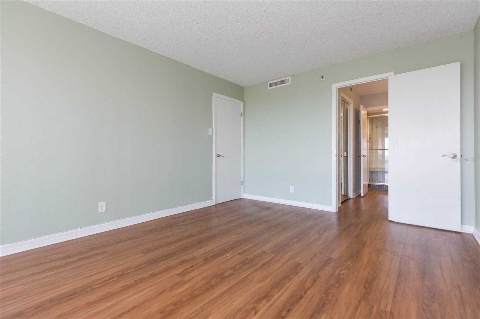 Image 24 of 38 For 3211 Swann Avenue 1001