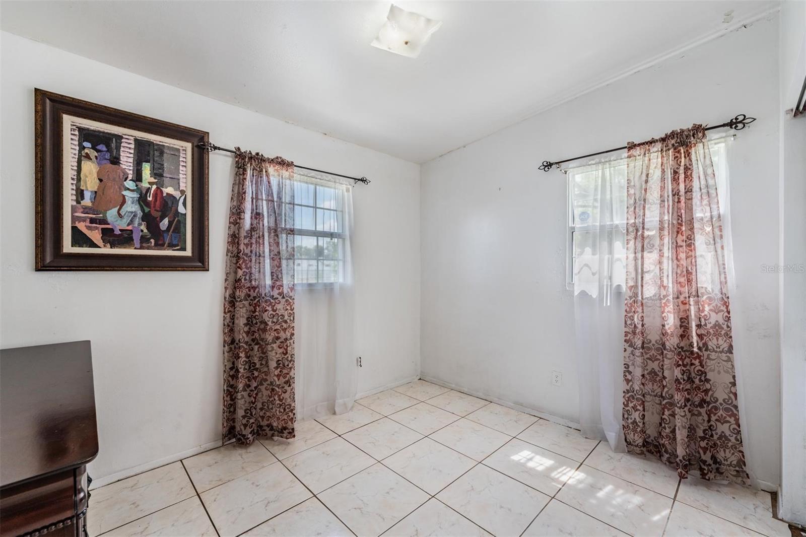 Listing photo id 13 for 4924 82nd Street