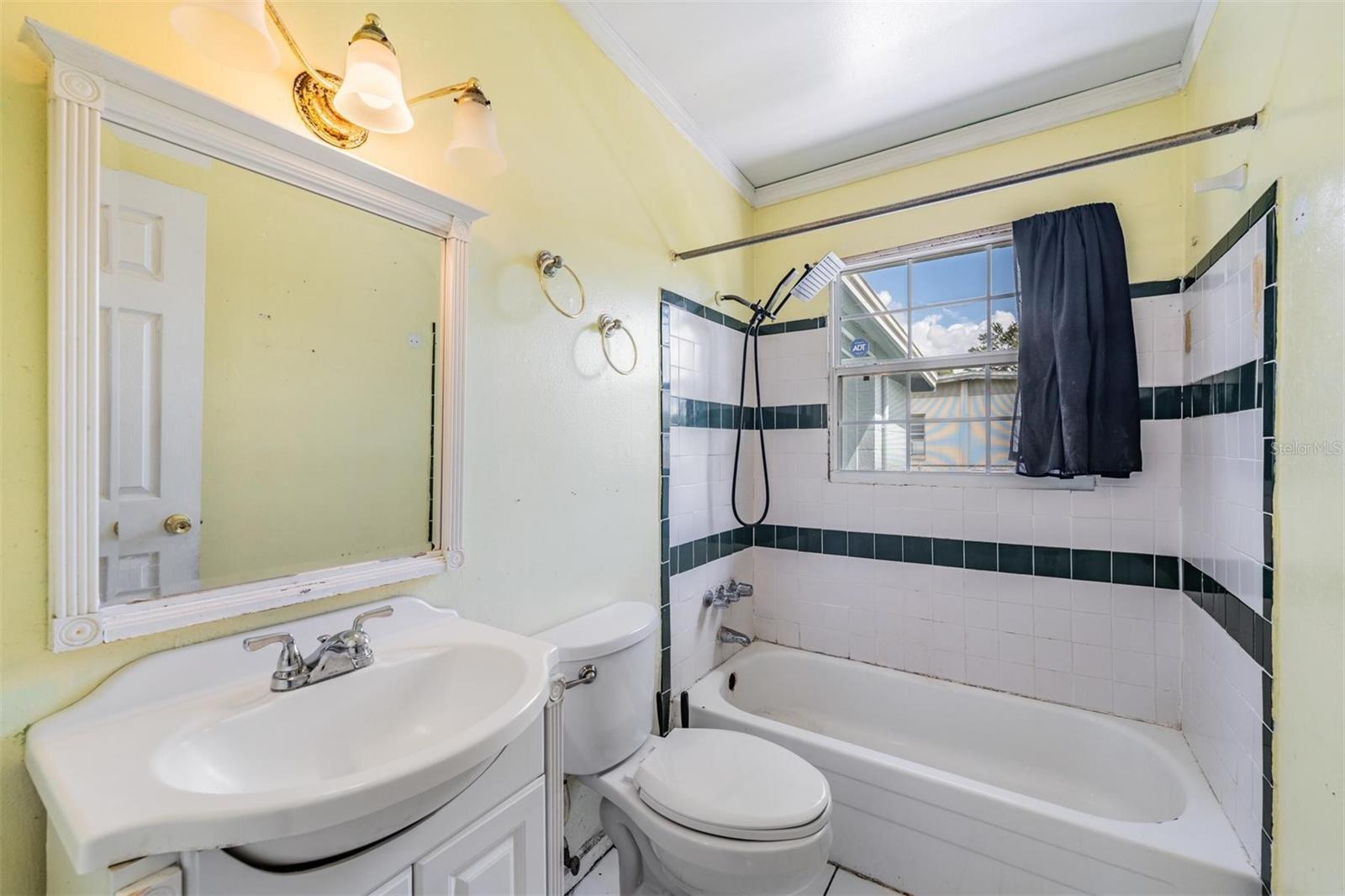 Listing photo id 14 for 4924 82nd Street