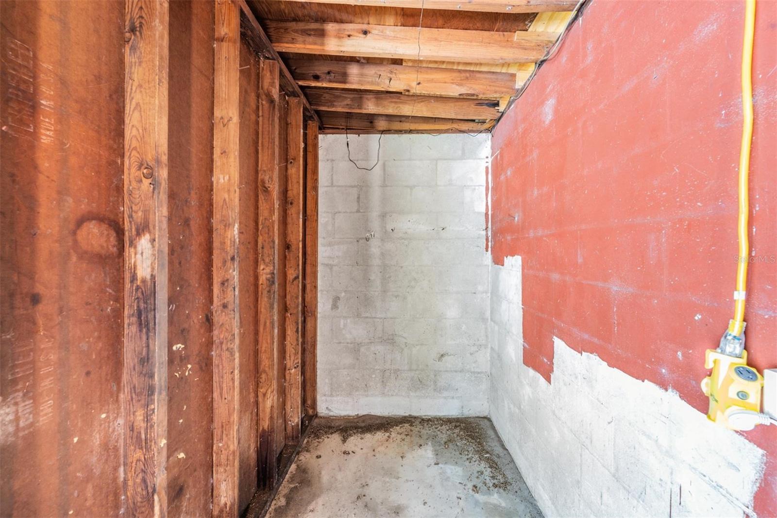 Listing photo id 25 for 4924 82nd Street