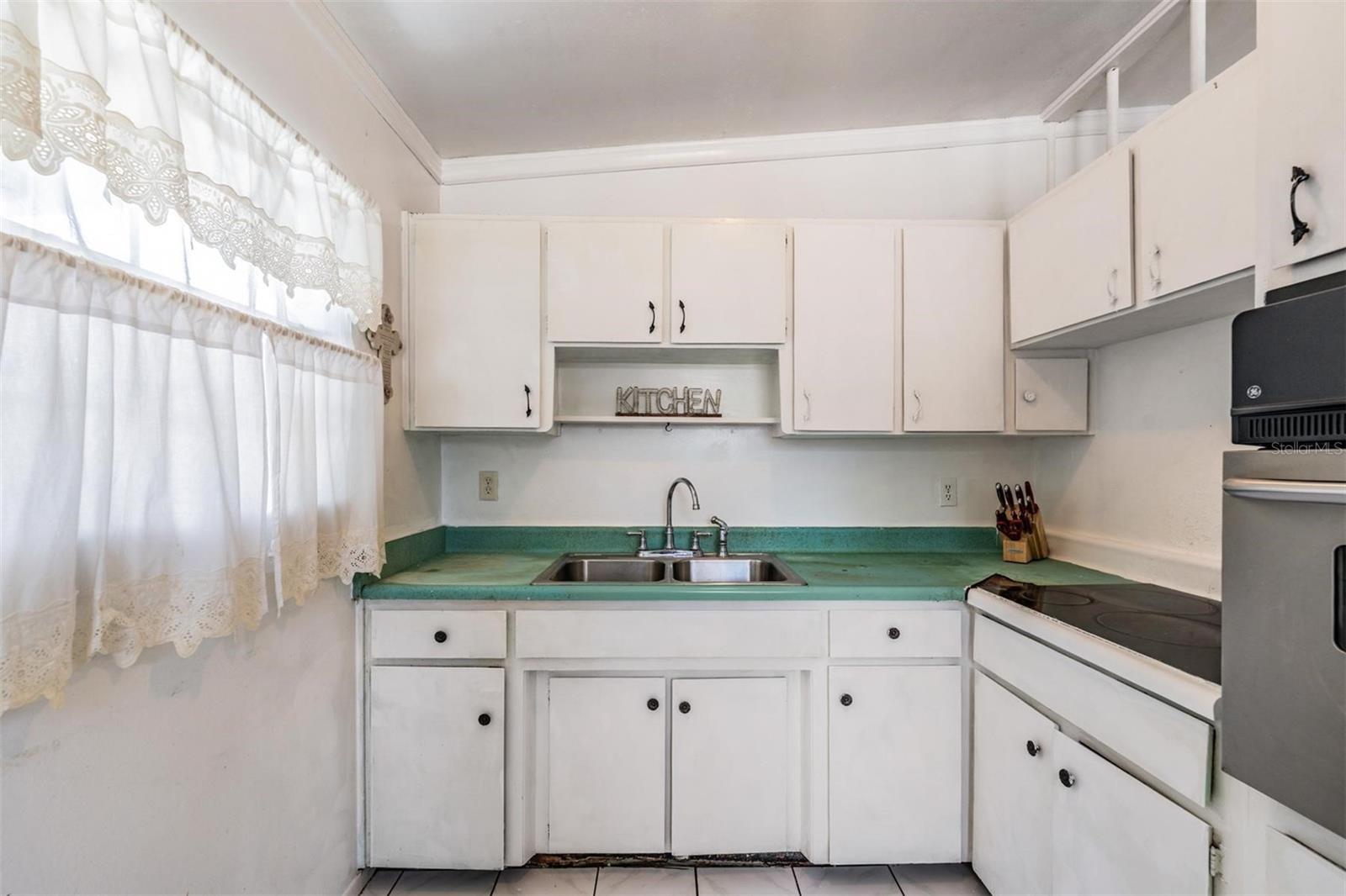 Listing photo id 5 for 4924 82nd Street