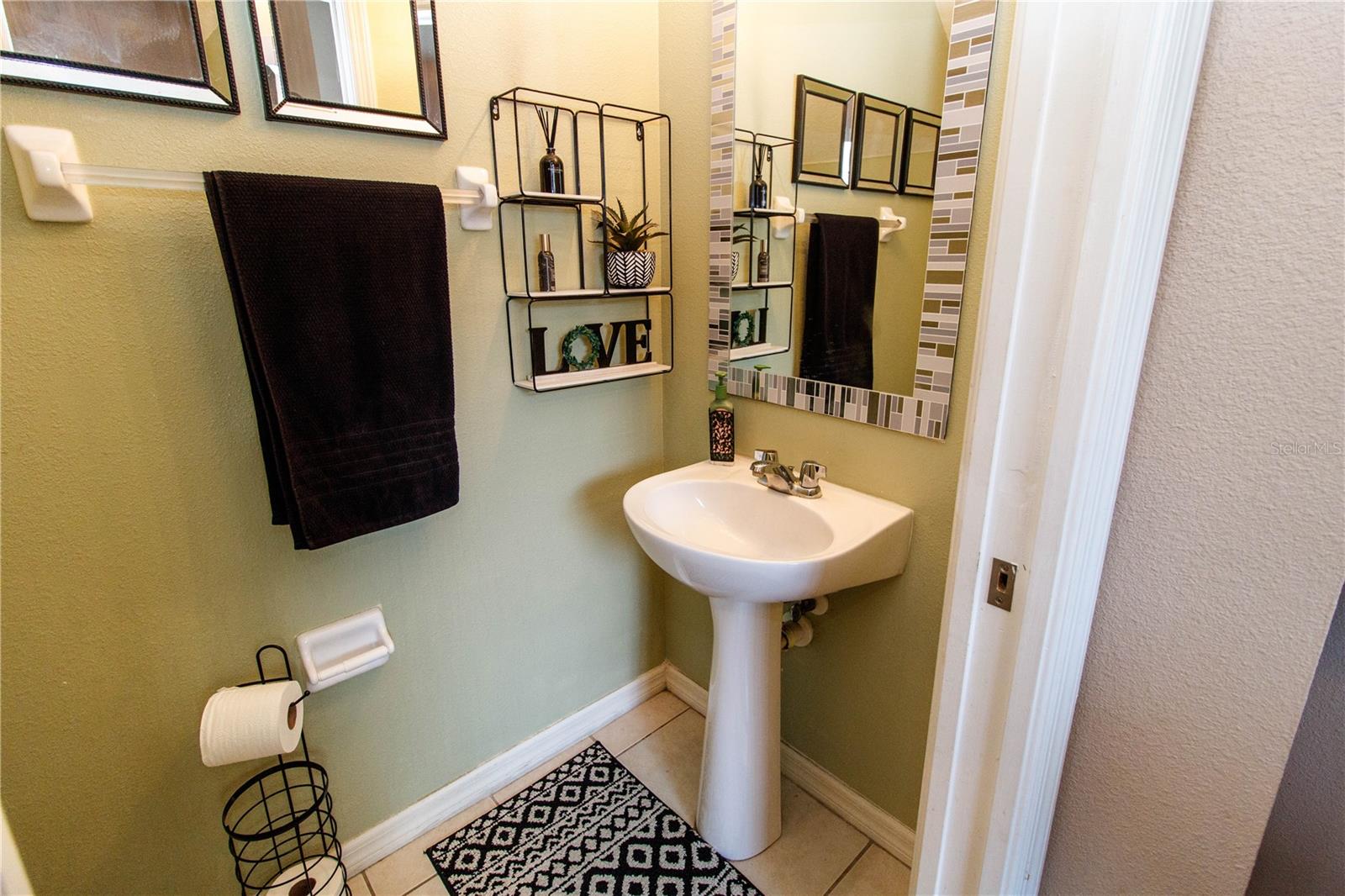 Image 17 of 39 For 9802 Blue Palm Way