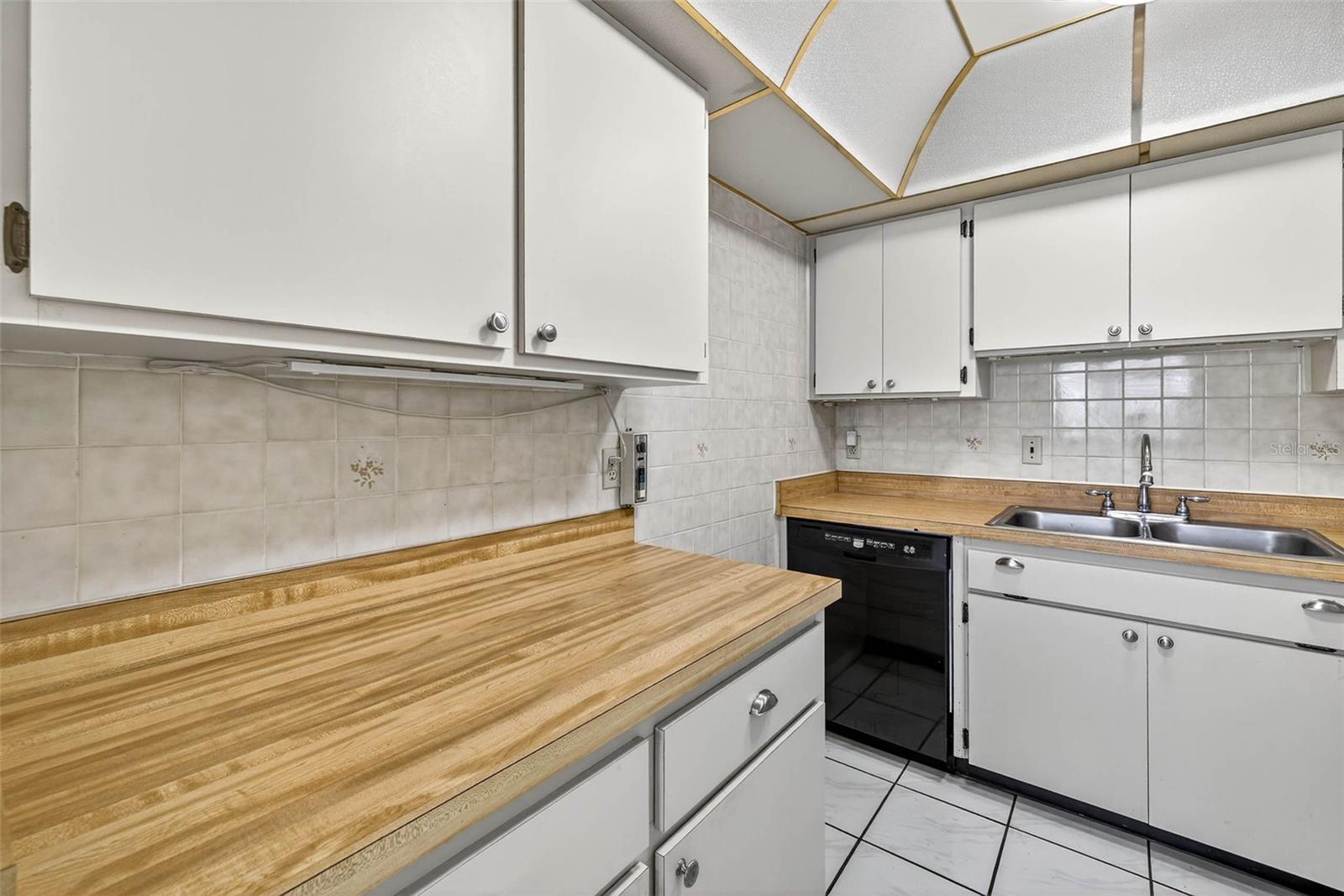 Image 10 of 55 For 402 Finchley Court B