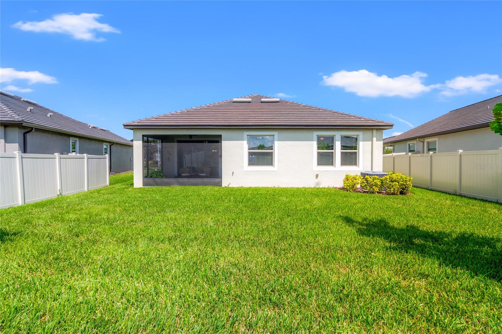 Listing photo id 26 for 31665 Magna Gulf Loop