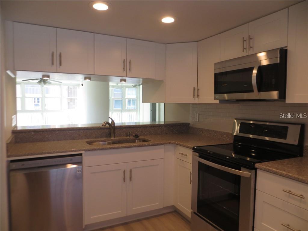 Image 3 of 18 For 121 Island Way 332