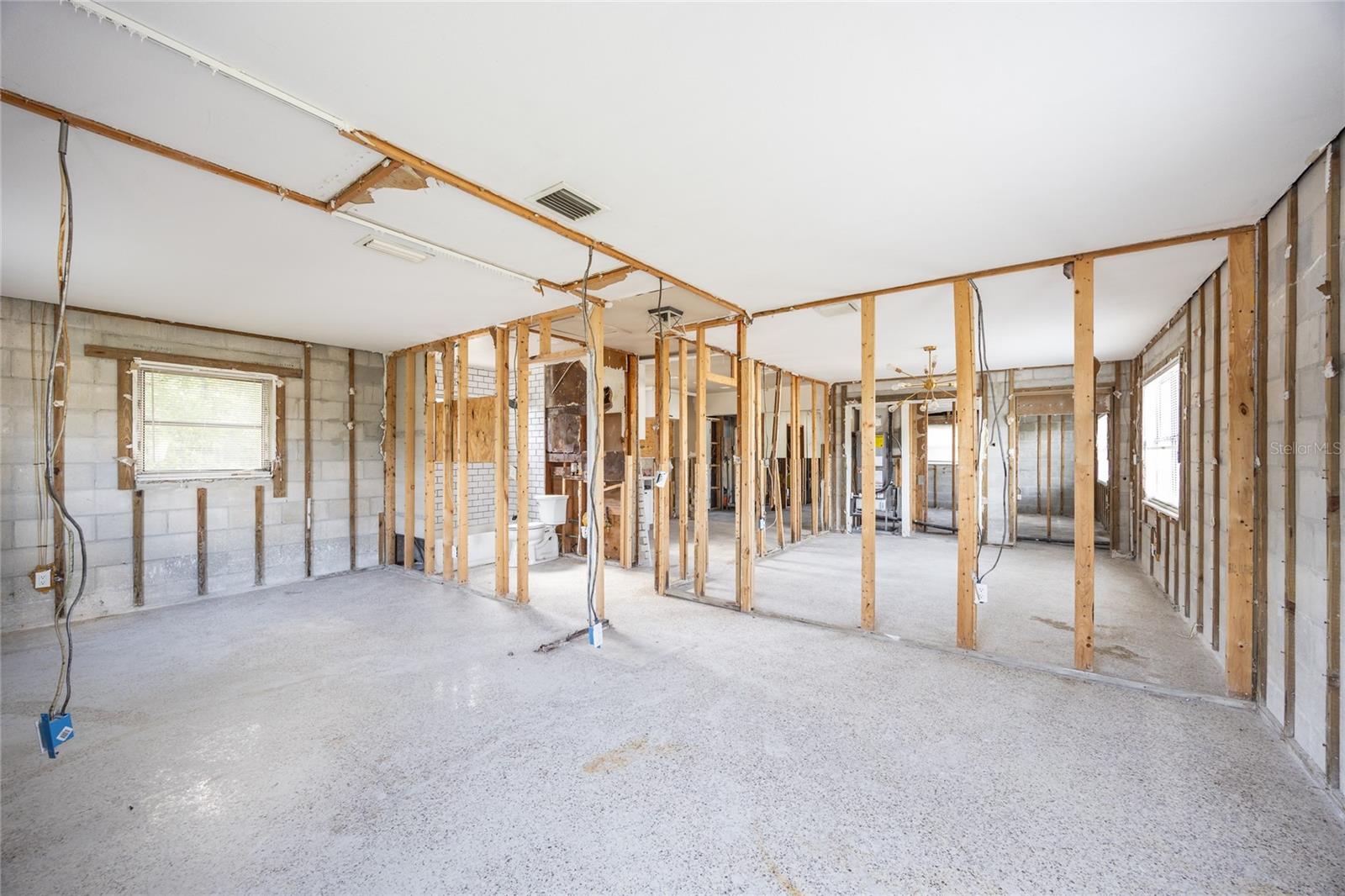 Image 12 of 22 For 4235 Des Moines Street Ne