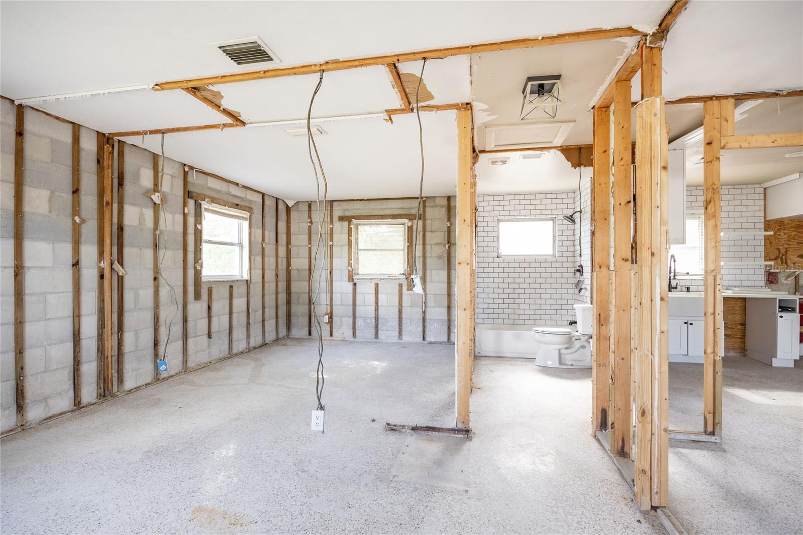 Image 13 of 22 For 4235 Des Moines Street Ne