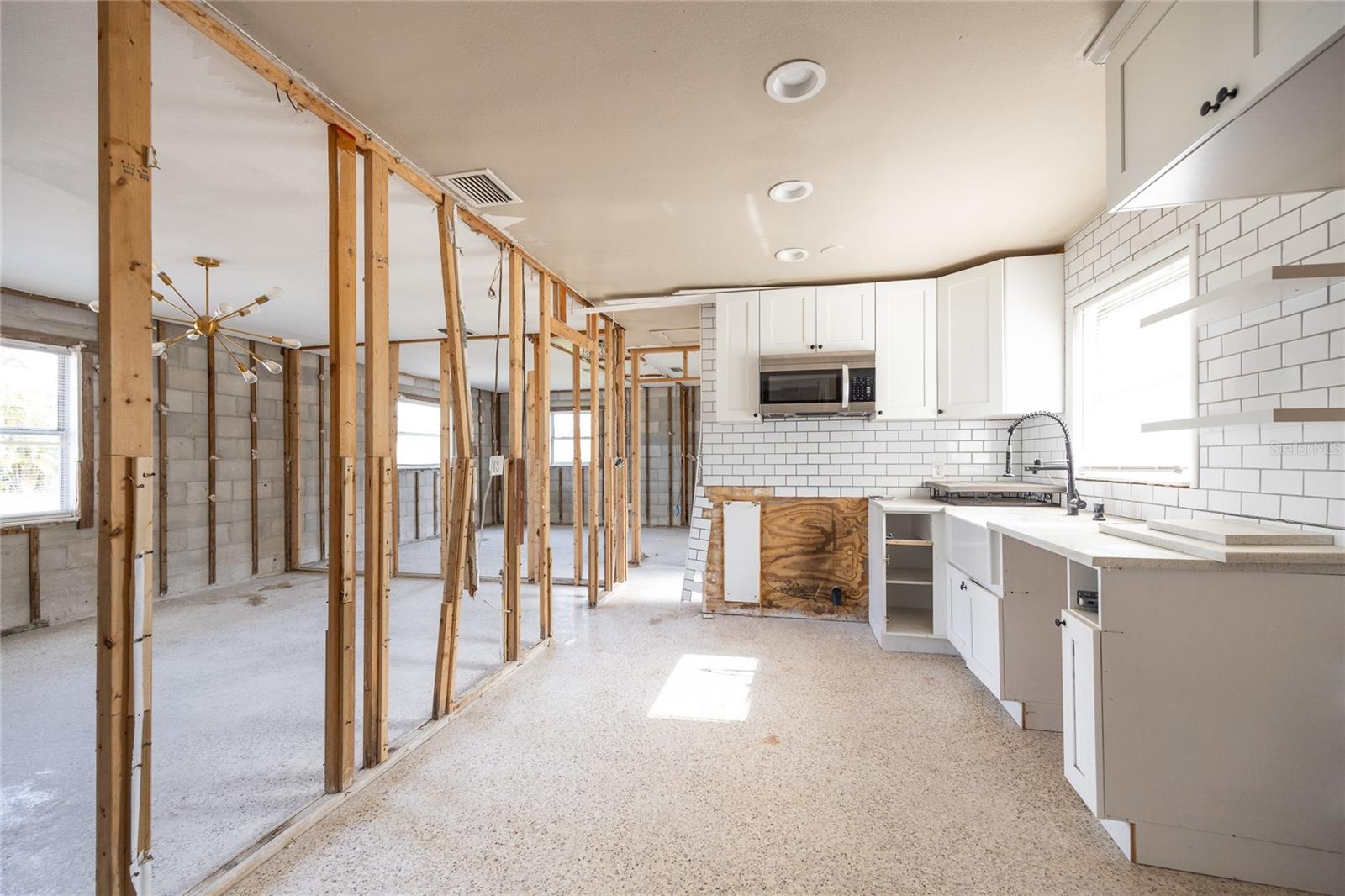 Image 3 of 22 For 4235 Des Moines Street Ne