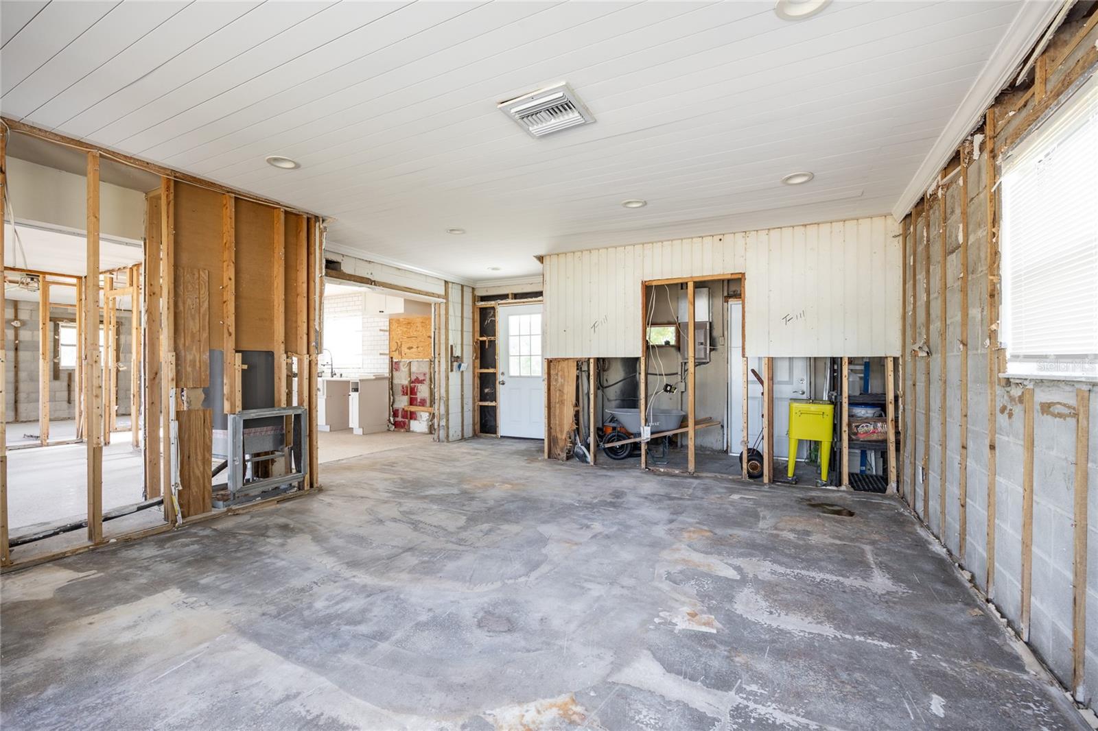 Image 6 of 22 For 4235 Des Moines Street Ne