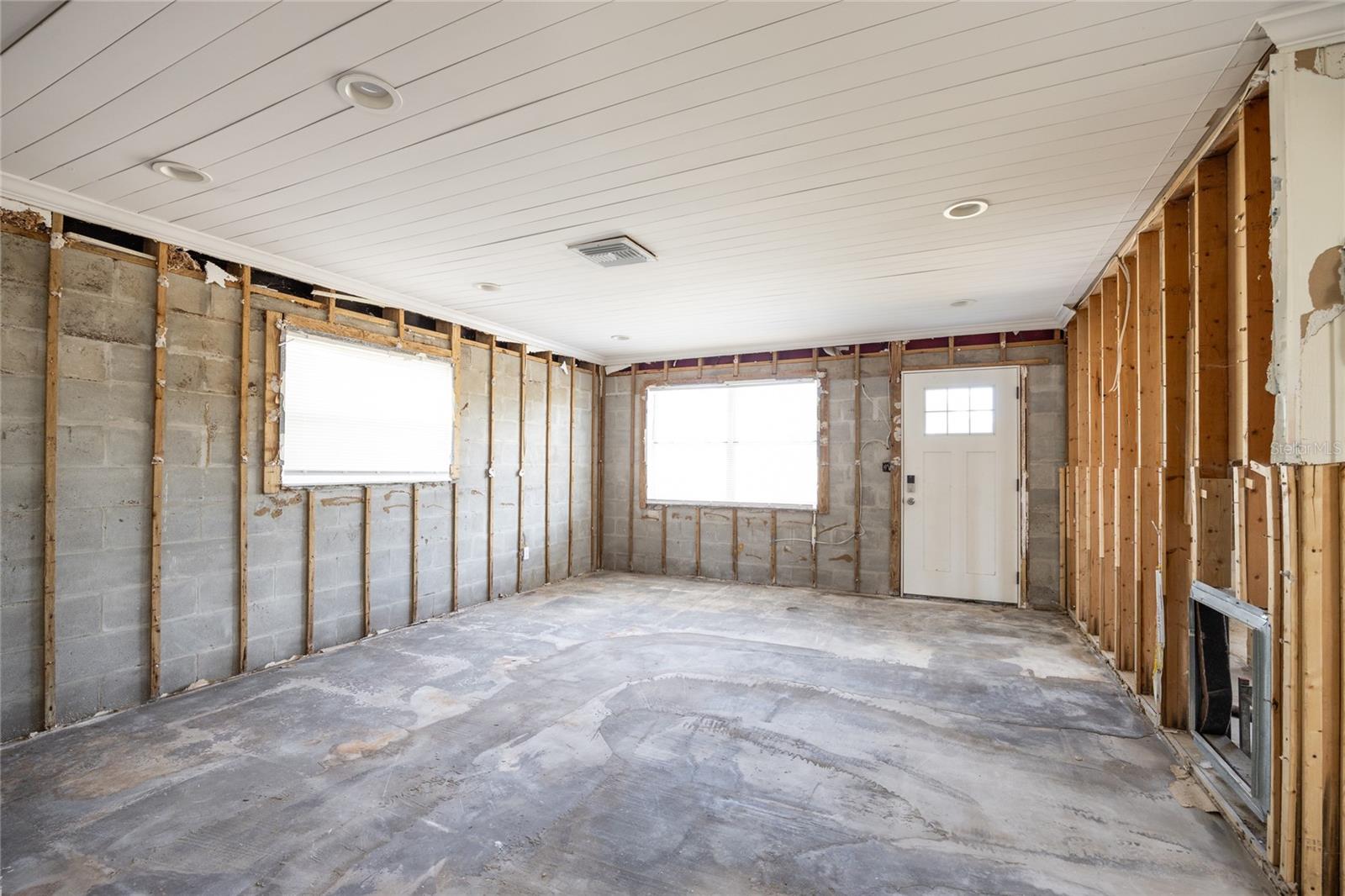 Image 8 of 22 For 4235 Des Moines Street Ne