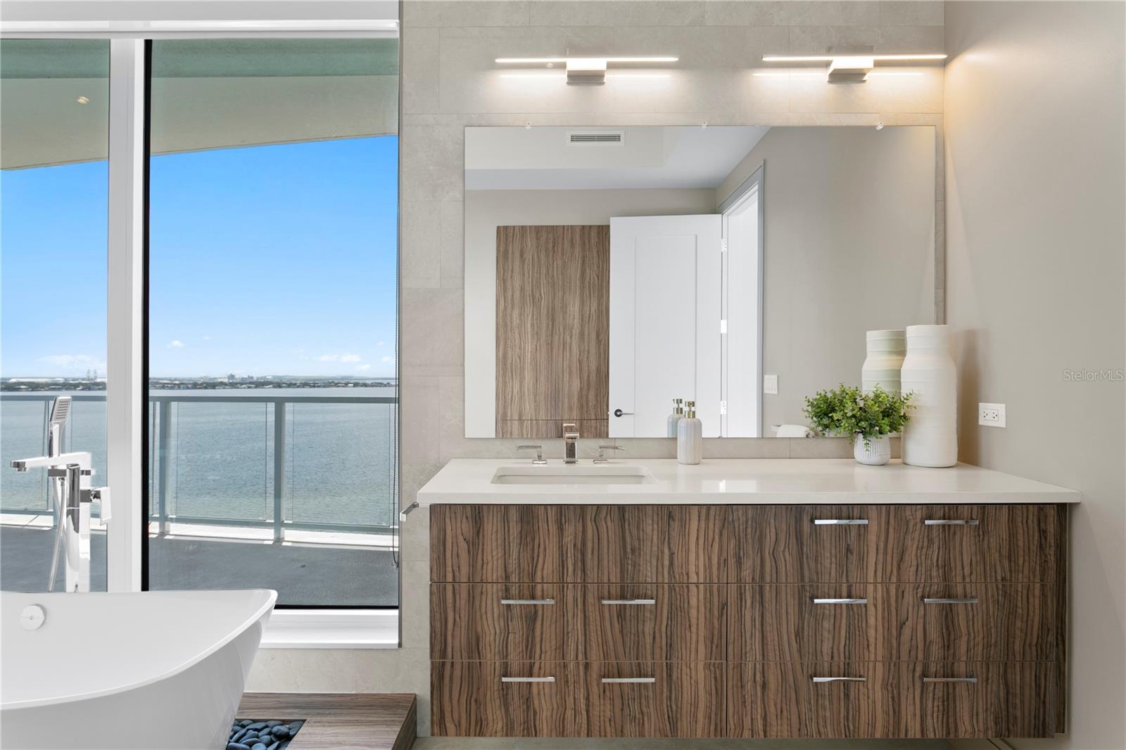 Image 36 of 93 For 2619 Bayshore Boulevard 1400