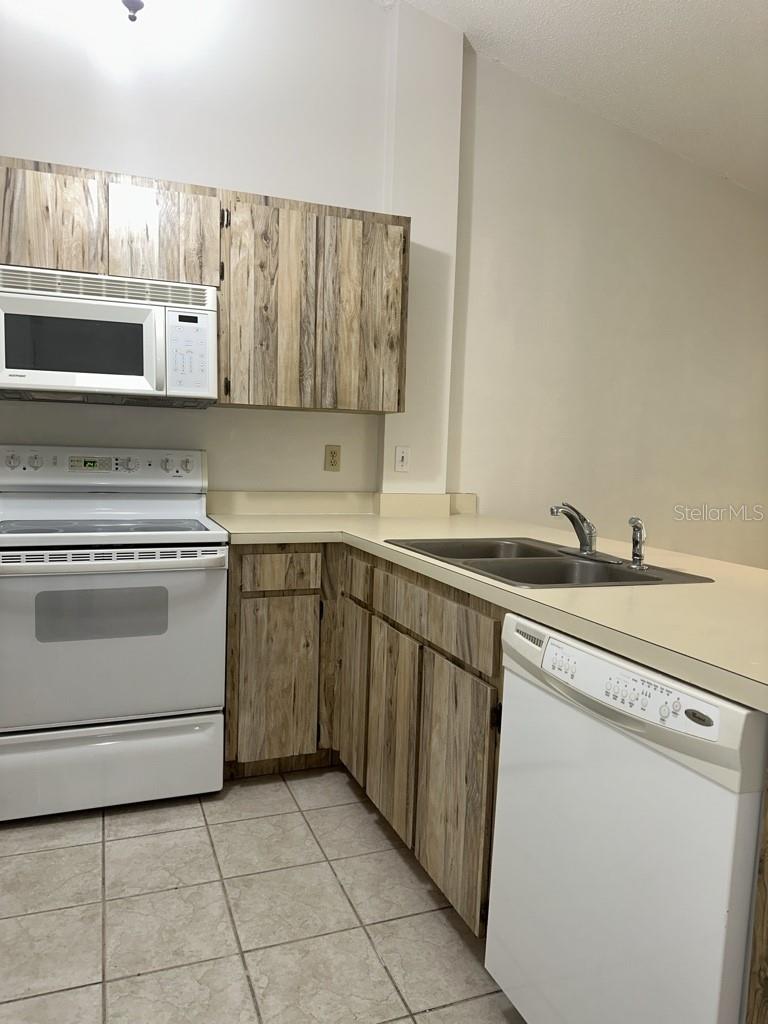 Image 2 of 26 For 4002 Shoreside Circle