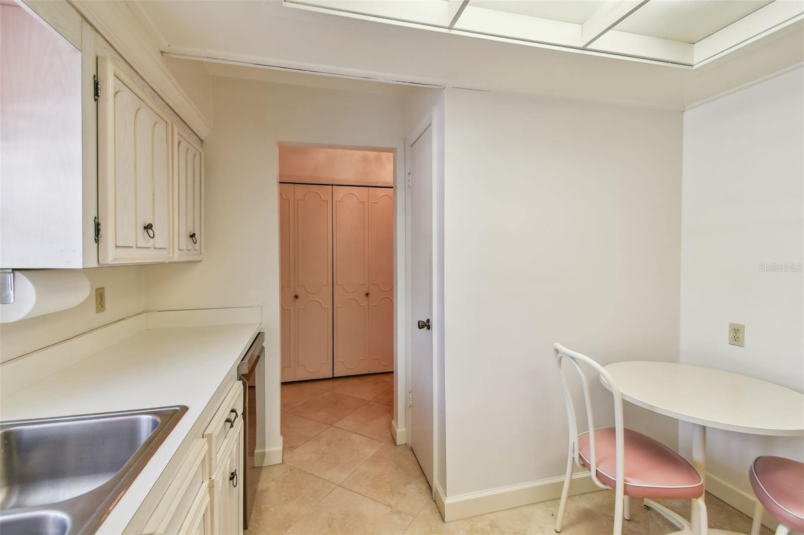 Image 10 of 53 For 701 Poinsettia Road 124