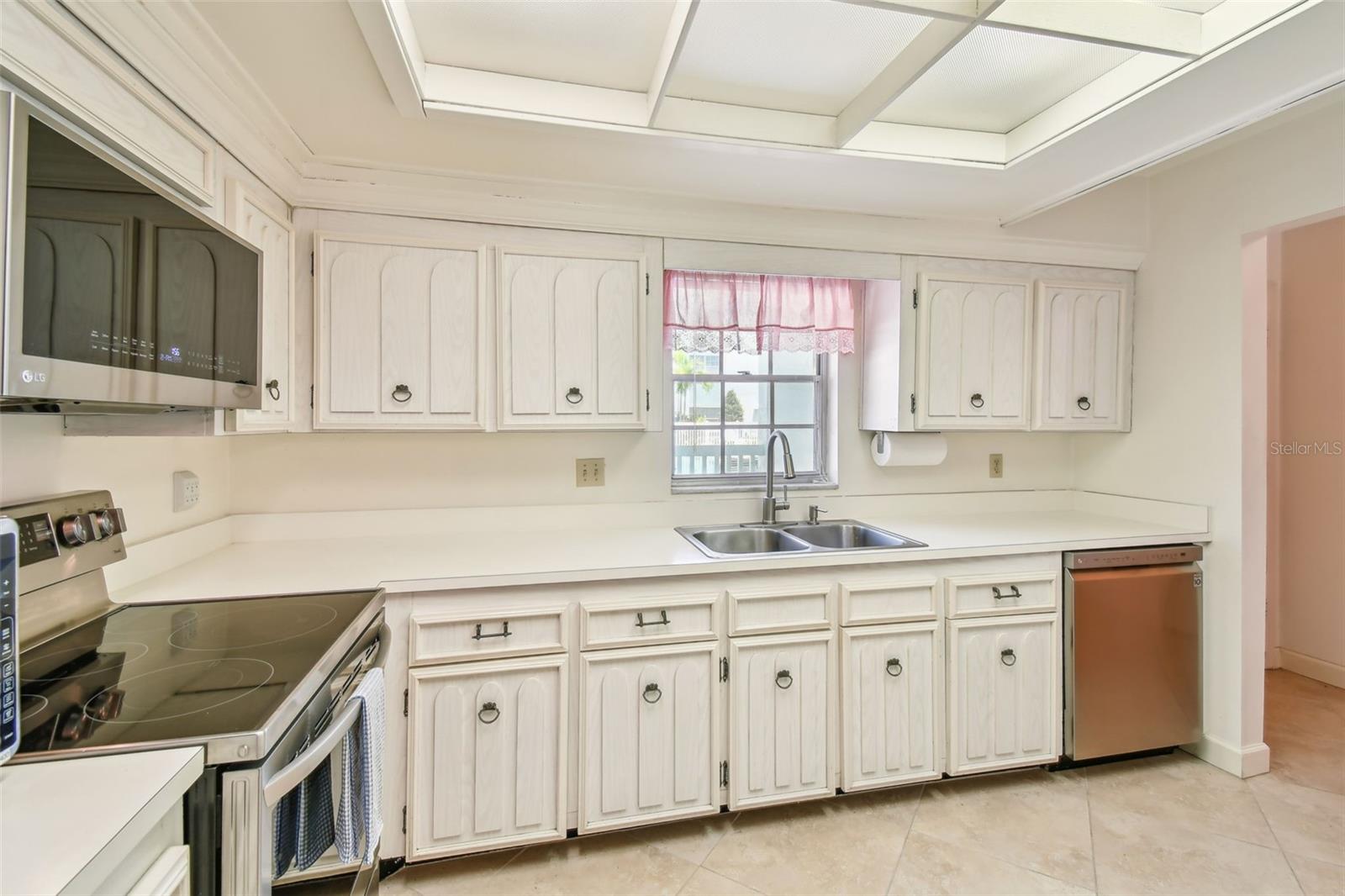 Image 12 of 53 For 701 Poinsettia Road 124