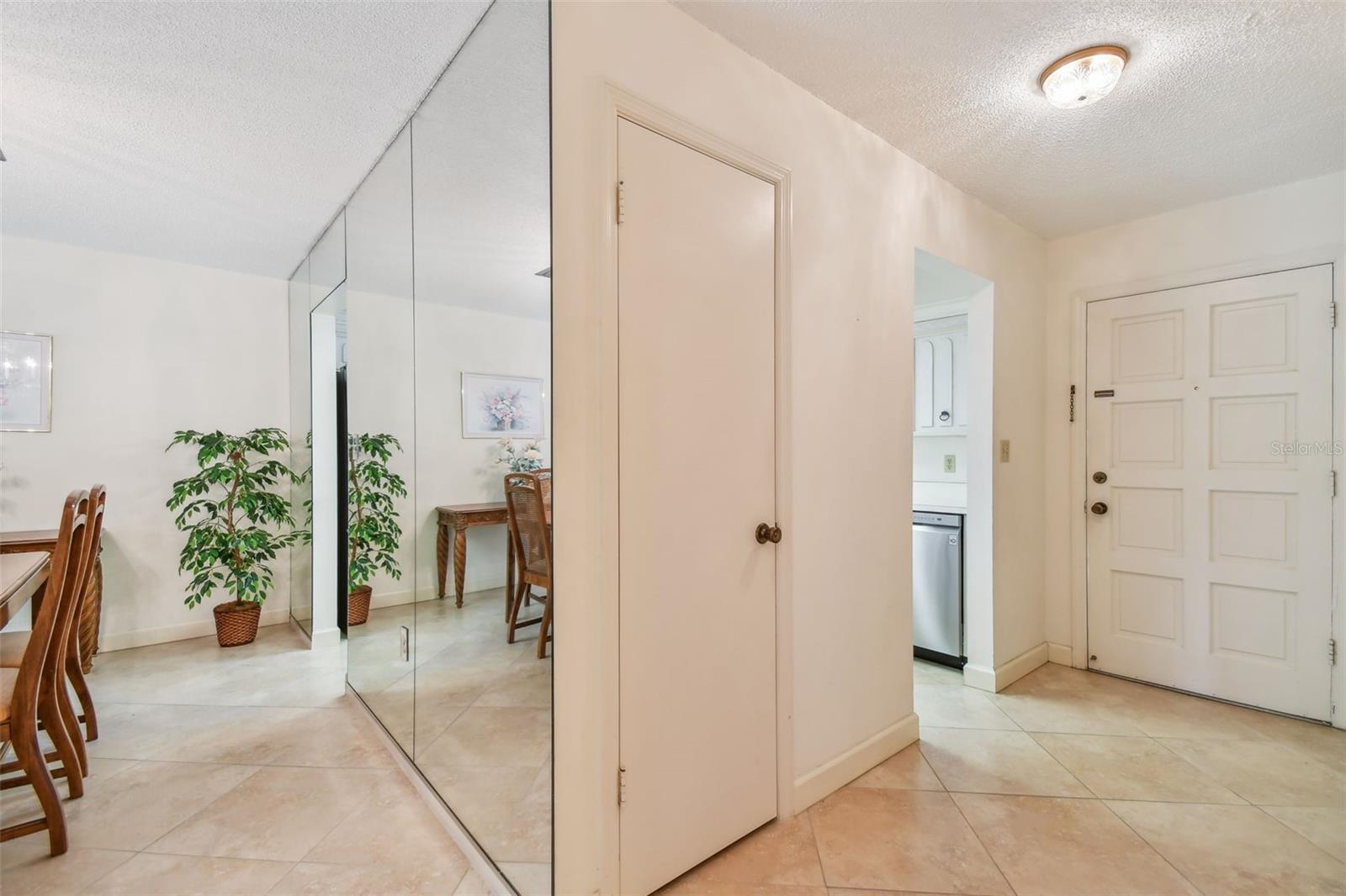 Image 15 of 53 For 701 Poinsettia Road 124