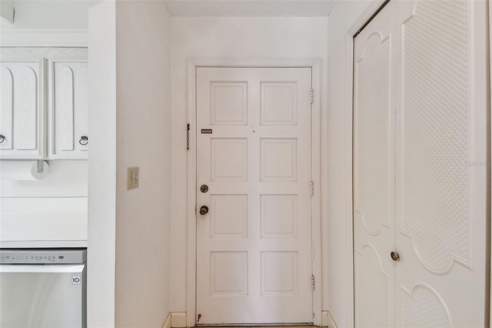 Image 23 of 53 For 701 Poinsettia Road 124