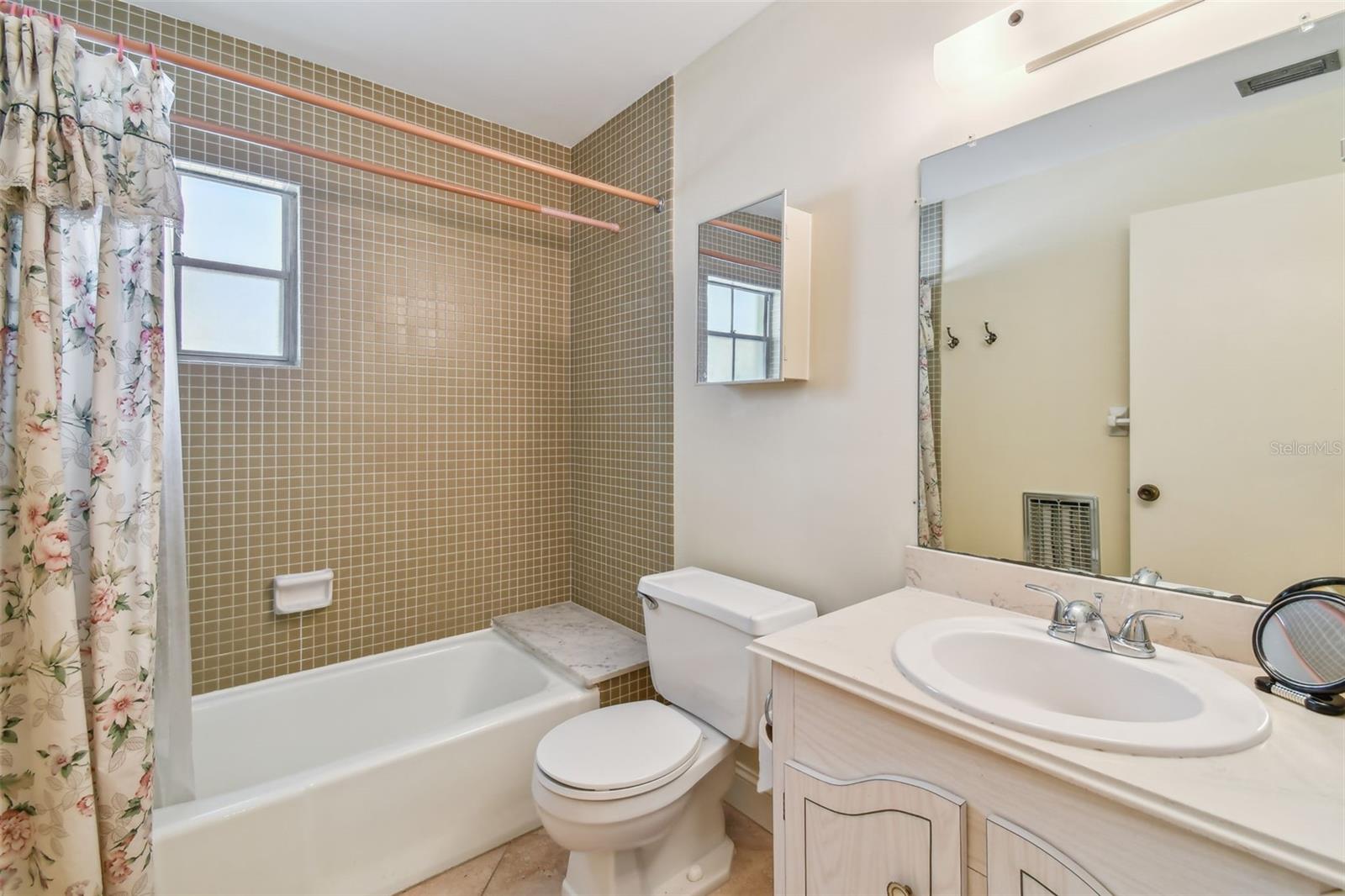 Image 24 of 53 For 701 Poinsettia Road 124