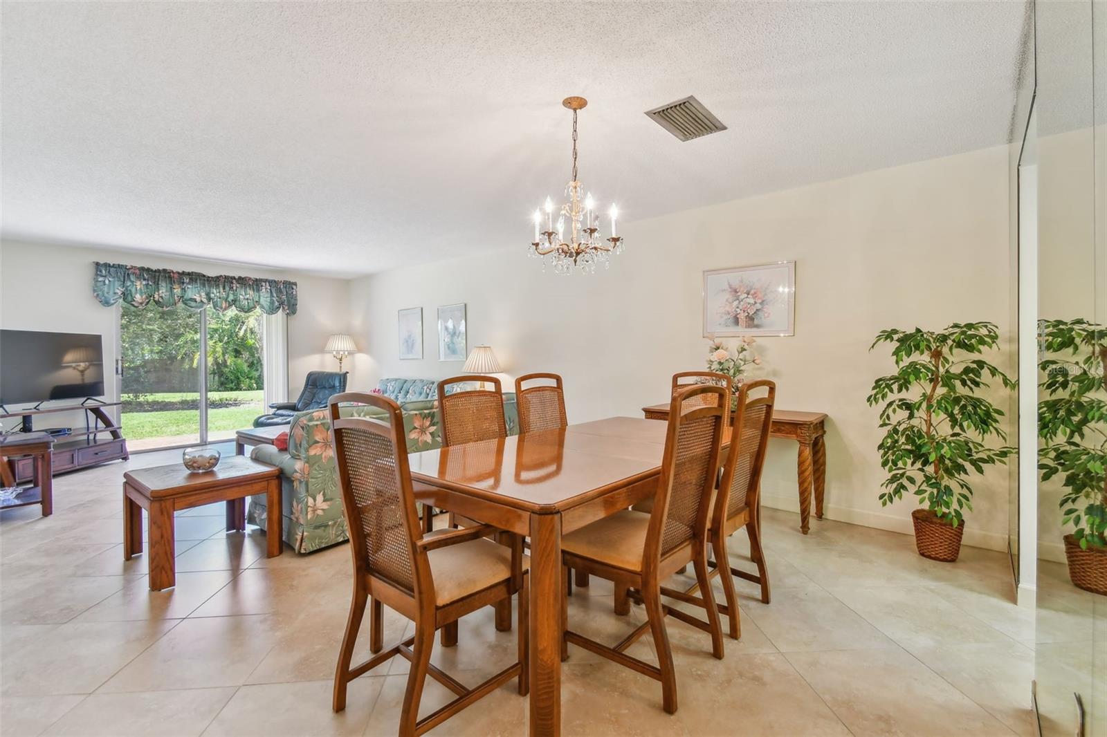 Image 42 of 53 For 701 Poinsettia Road 124