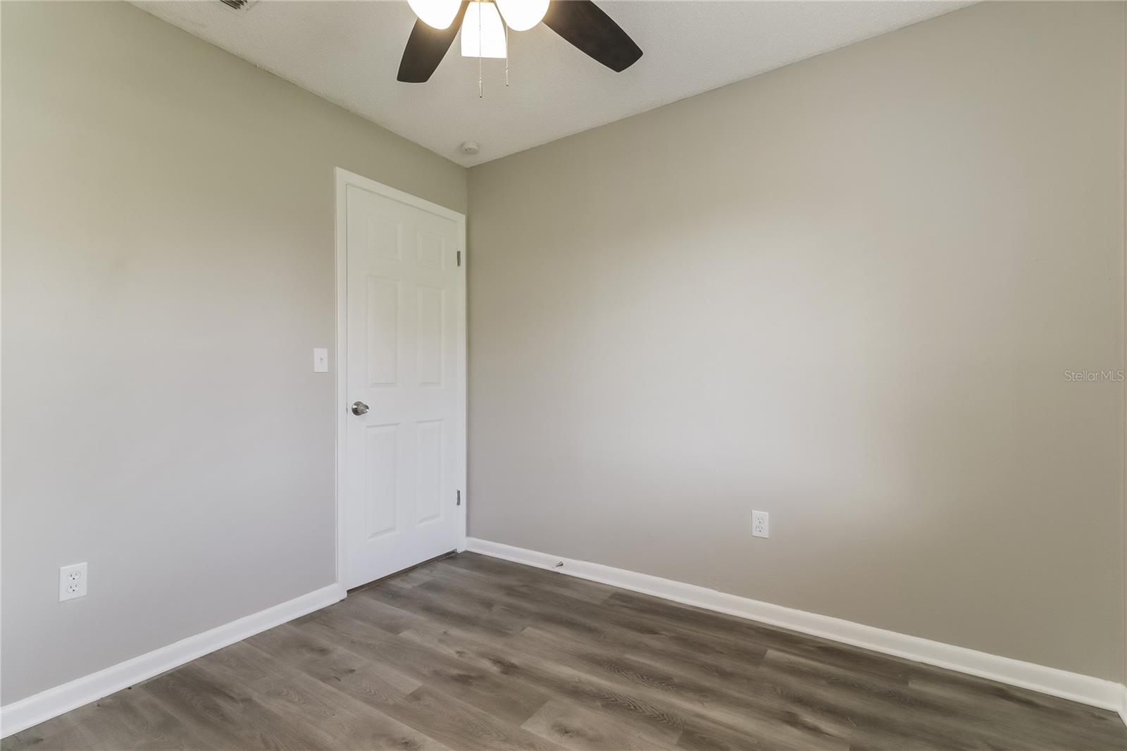 Image 15 of 16 For 810 Amidon Street