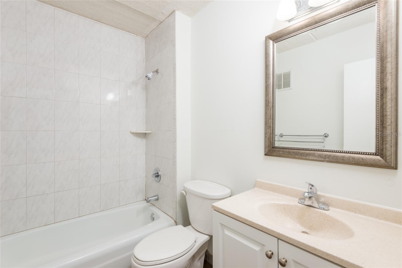 Listing photo id 13 for 3211 De Leon Street 9