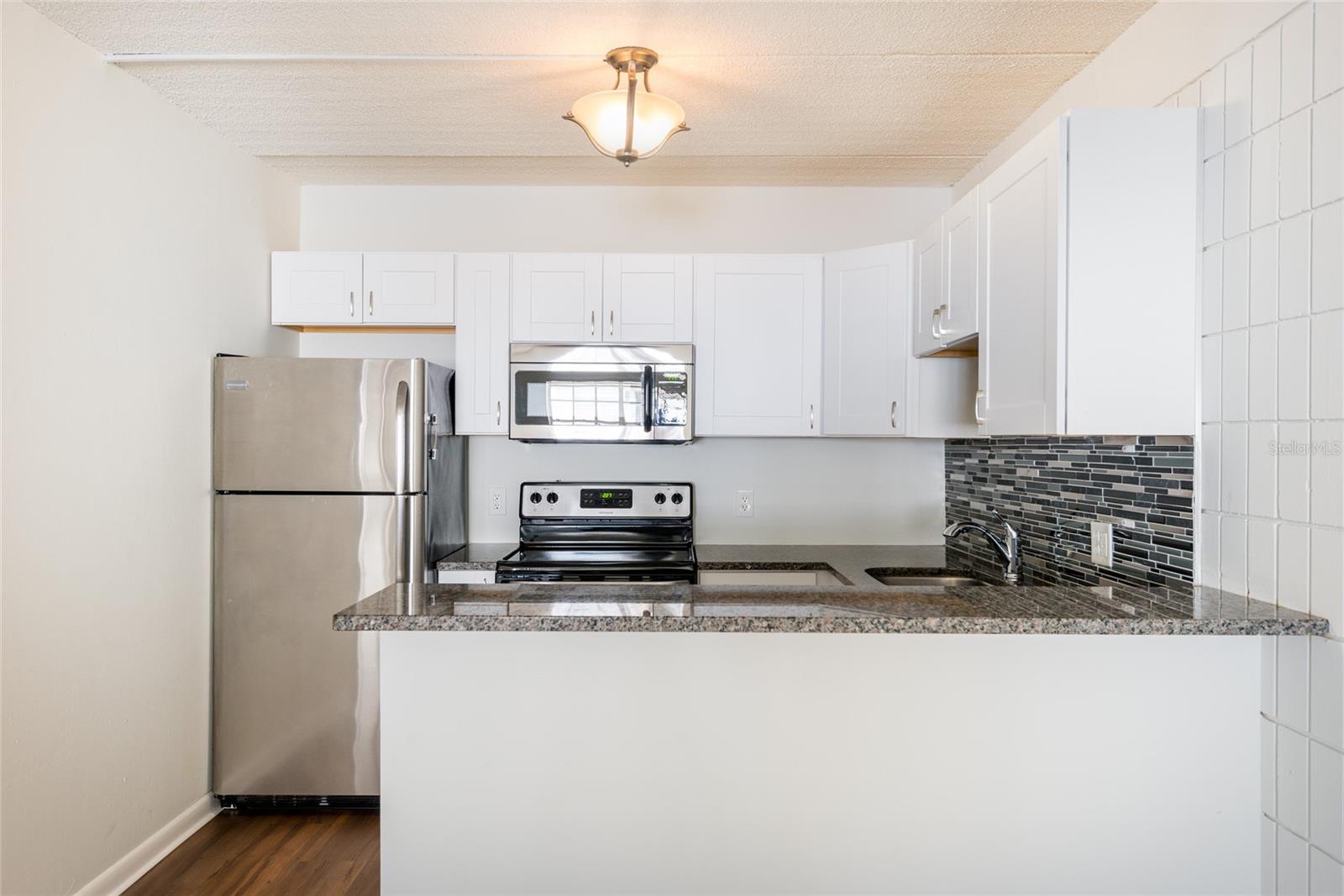 Listing photo id 5 for 3211 De Leon Street 9