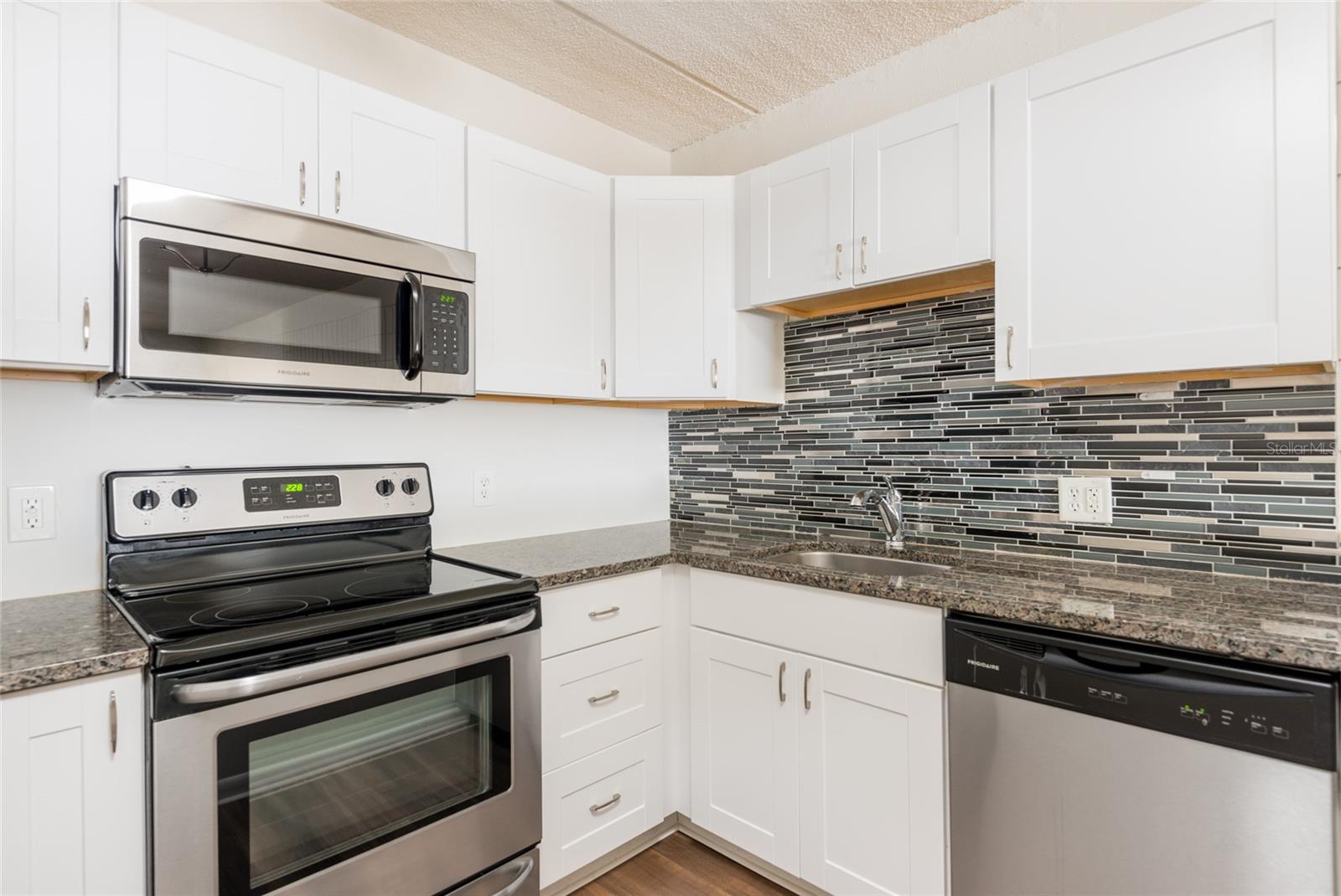 Listing photo id 6 for 3211 De Leon Street 9
