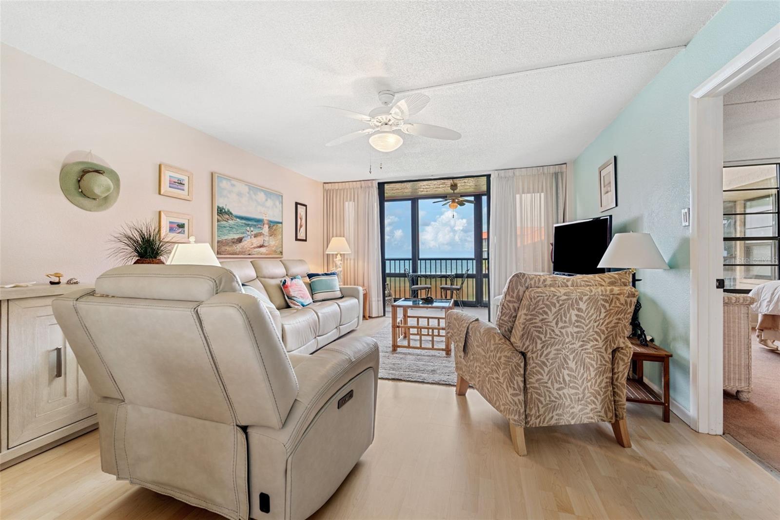 Image 11 of 45 For 17580 Gulf Boulevard 401