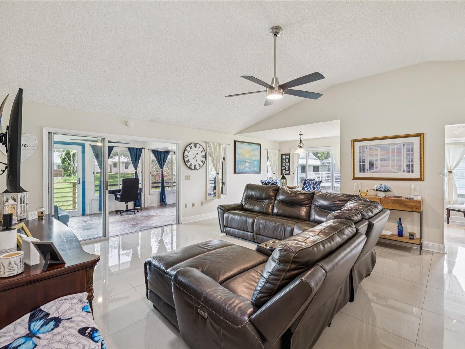 Image 6 of 61 For 1007 Lake Avoca Drive