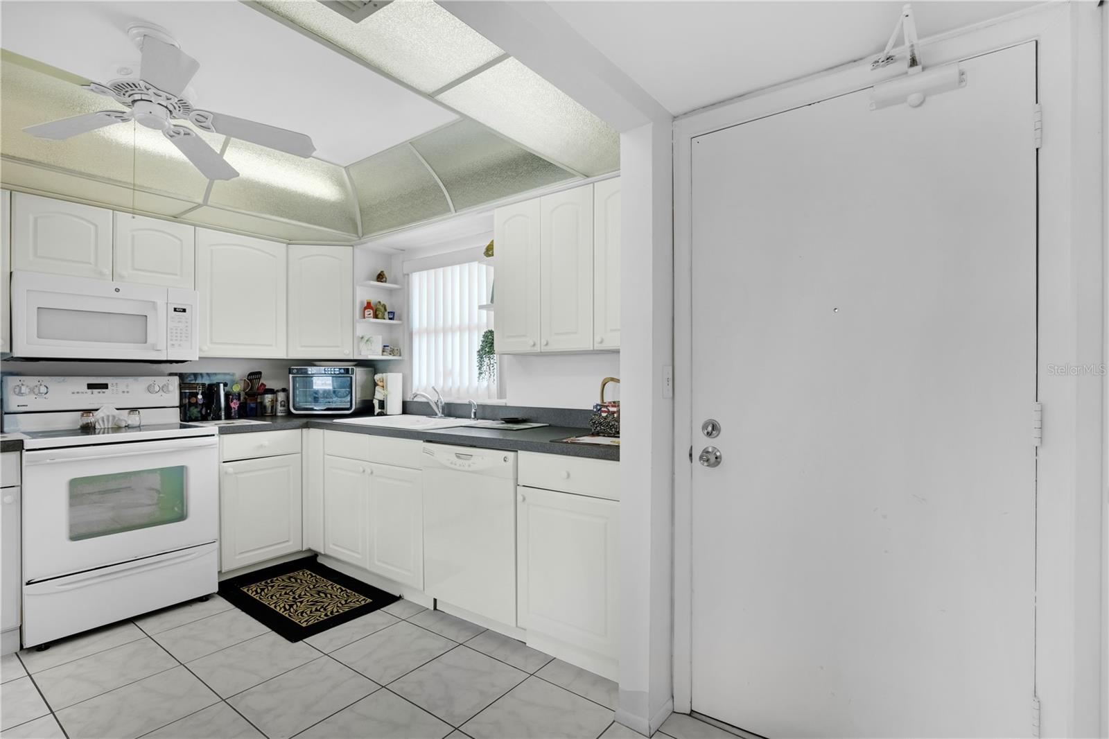 Image 7 of 47 For 4525 Cove Circle 1002