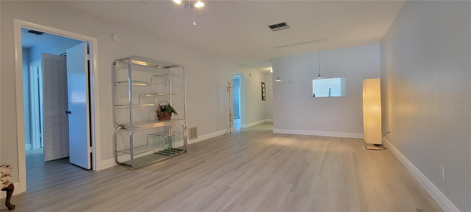 Listing photo id 9 for 1210 Montrose Place