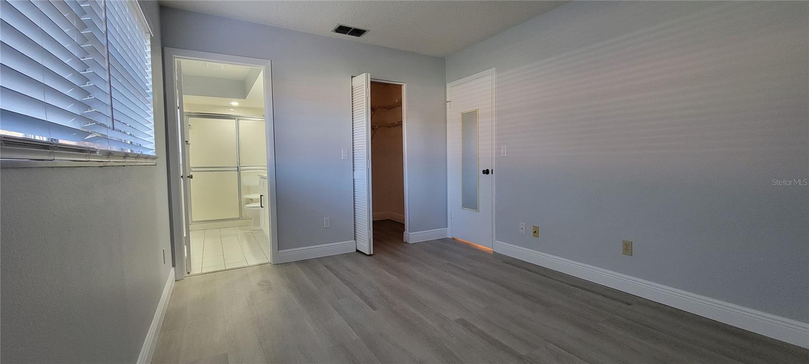 Listing photo id 11 for 1210 Montrose Place