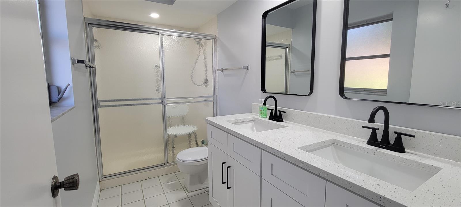 Listing photo id 12 for 1210 Montrose Place