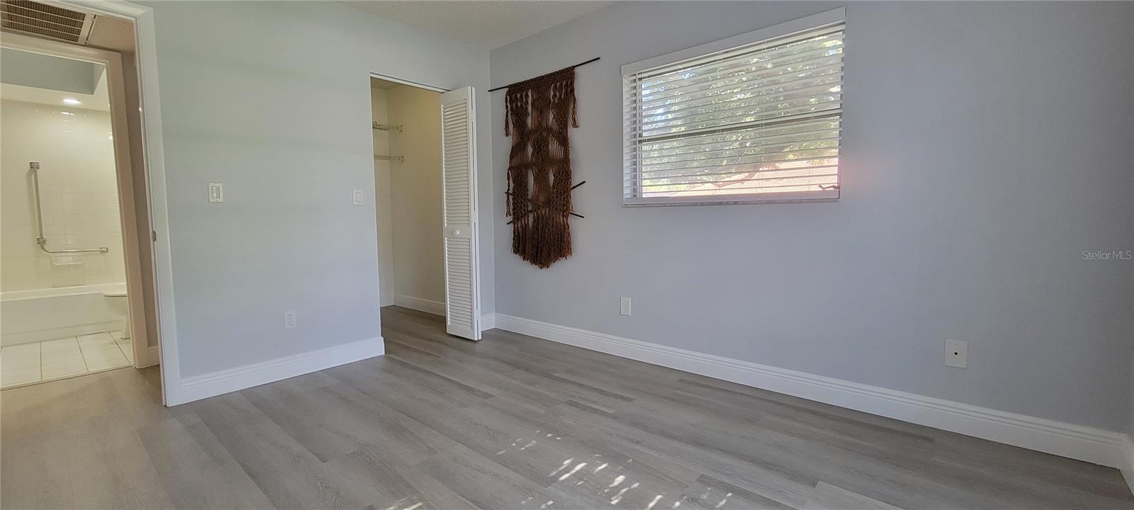 Listing photo id 15 for 1210 Montrose Place