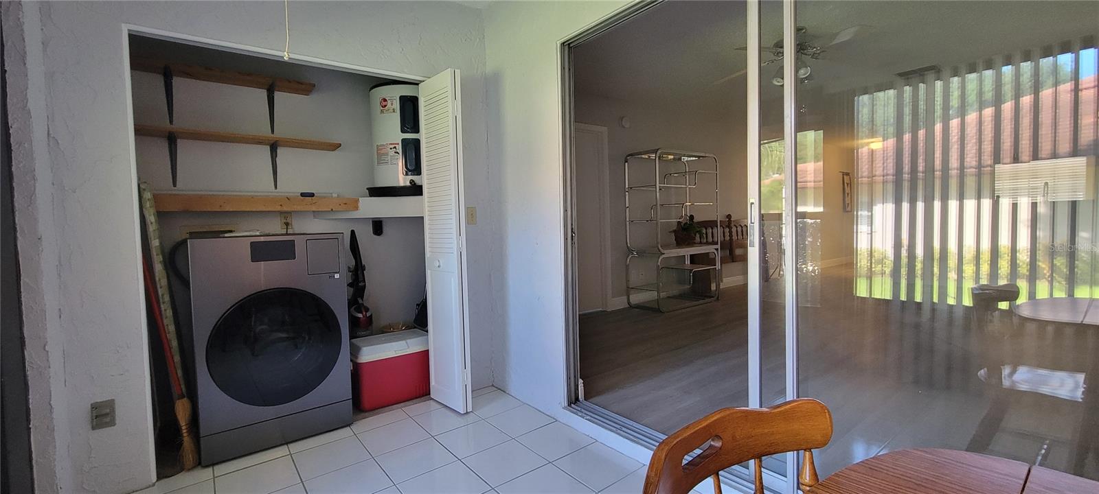 Listing photo id 18 for 1210 Montrose Place