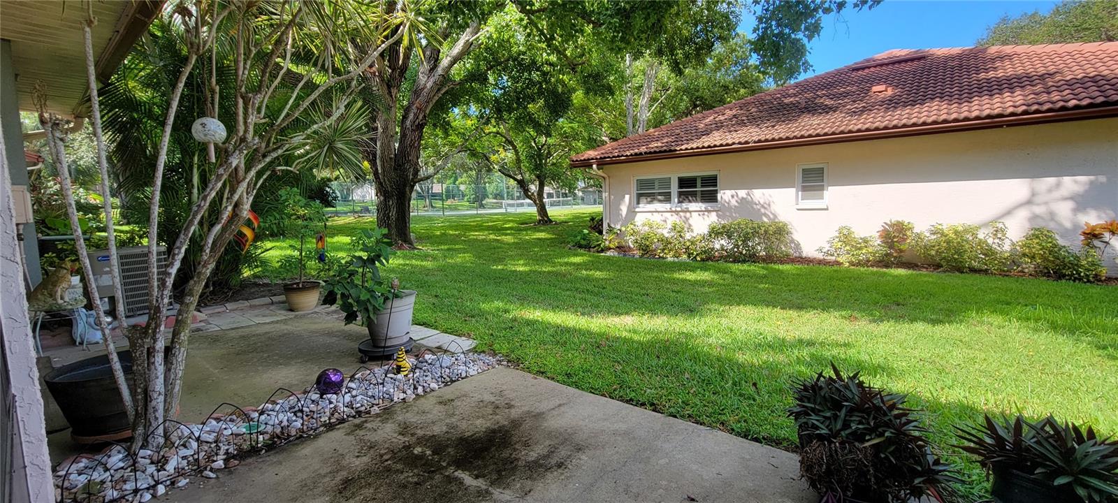 Listing photo id 22 for 1210 Montrose Place