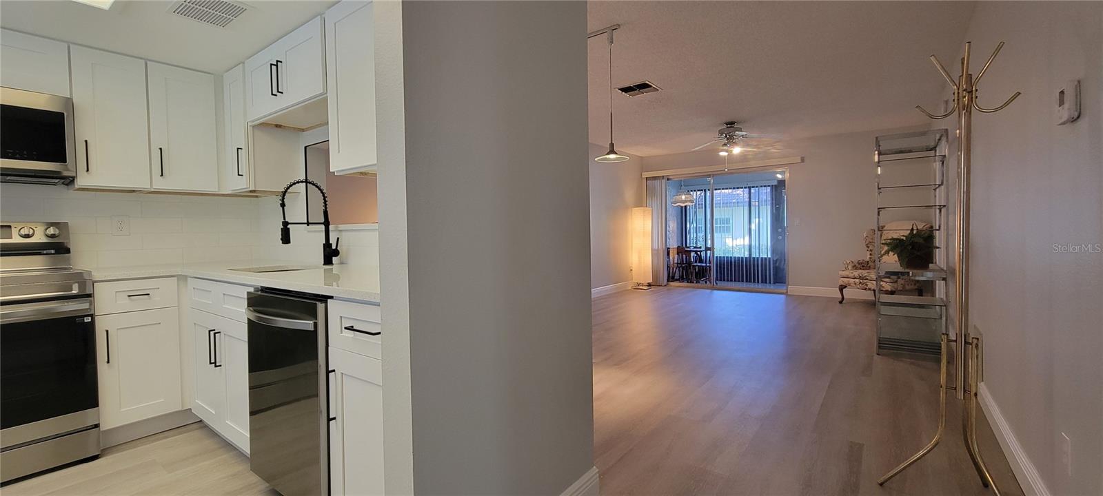 Listing photo id 3 for 1210 Montrose Place