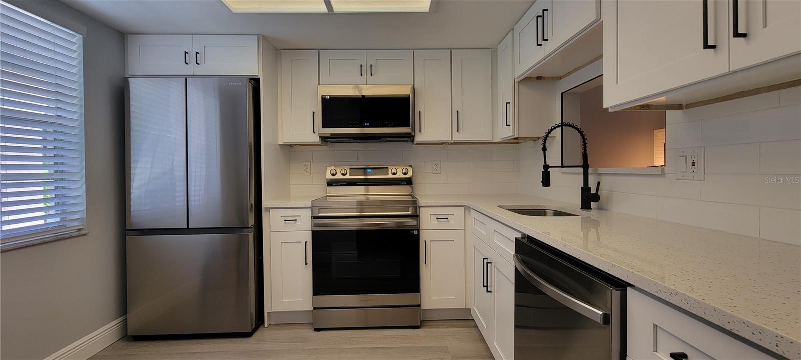 Listing photo id 4 for 1210 Montrose Place