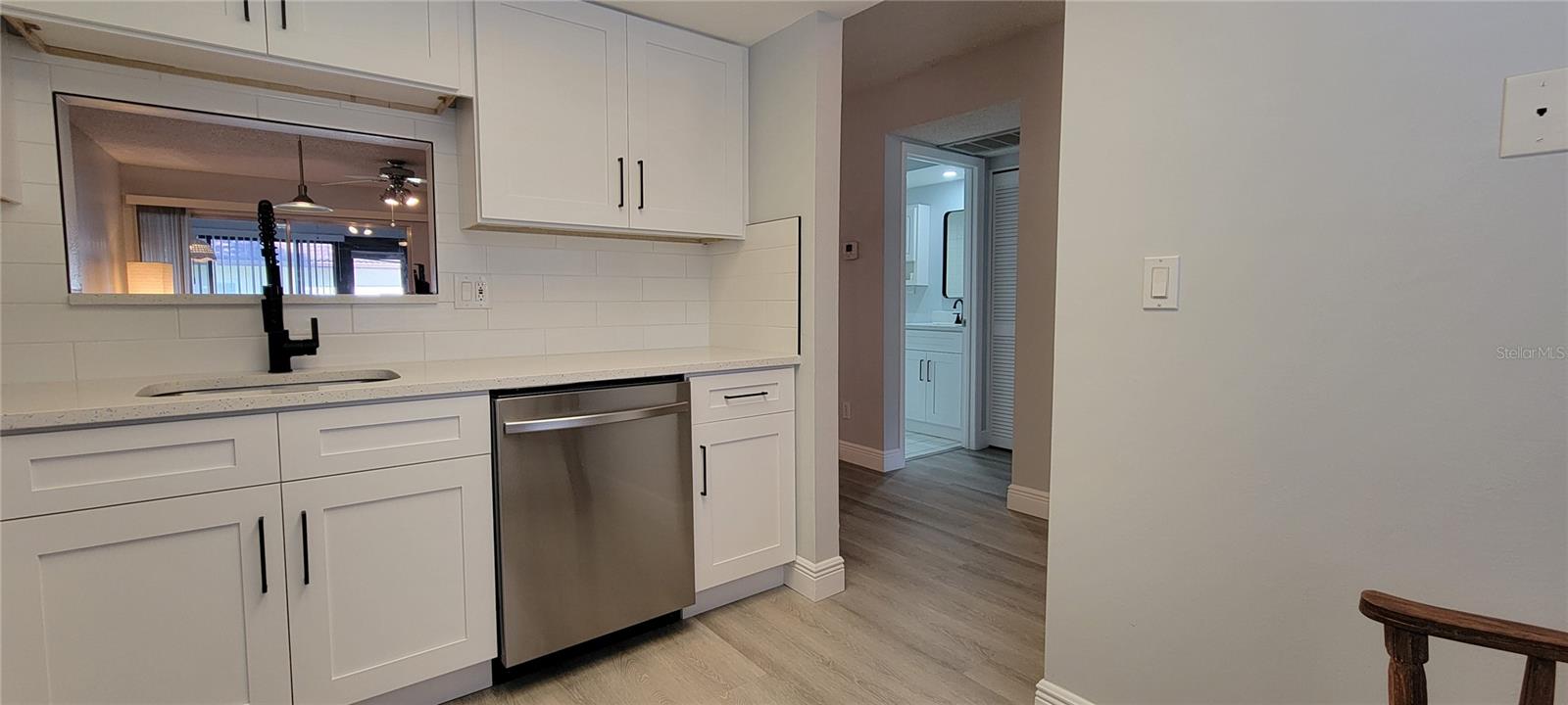Listing photo id 5 for 1210 Montrose Place